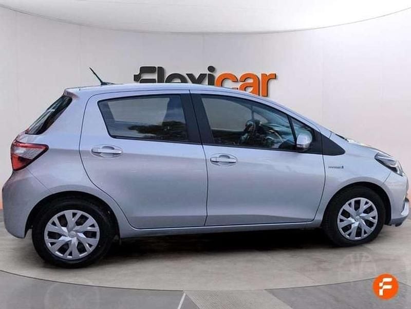 Usado Toyota Yaris Hybrid Active 100 CV (73 kW) 2019 Gris Utilitario