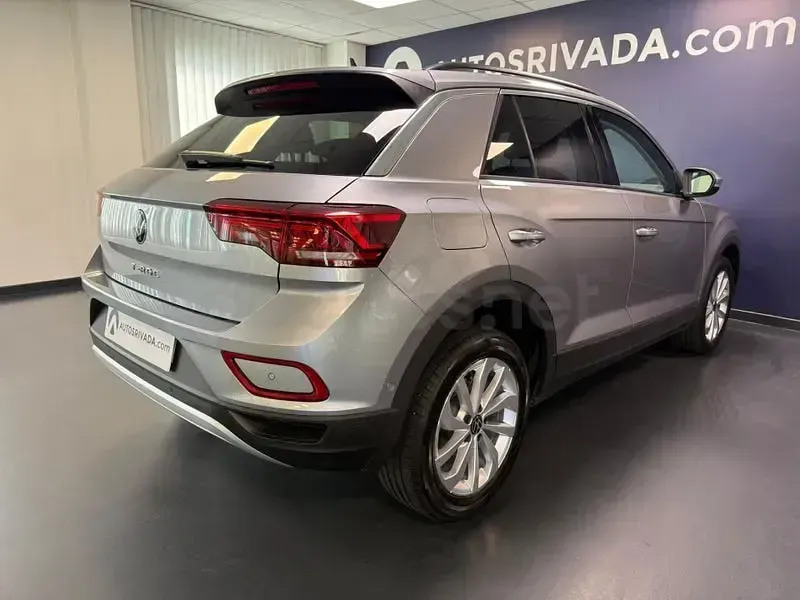 Usado VW T-Roc Life 115 CV (84 kW) 2023 Gris / plata SUV