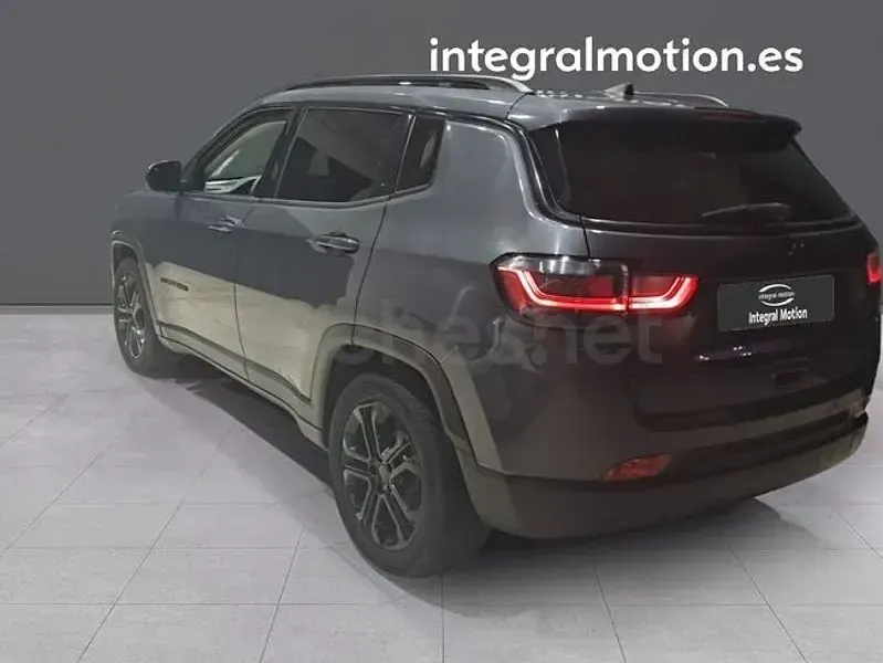 Usado Jeep Compass 130 CV (95 kW) 2022 Gris / plata SUV
