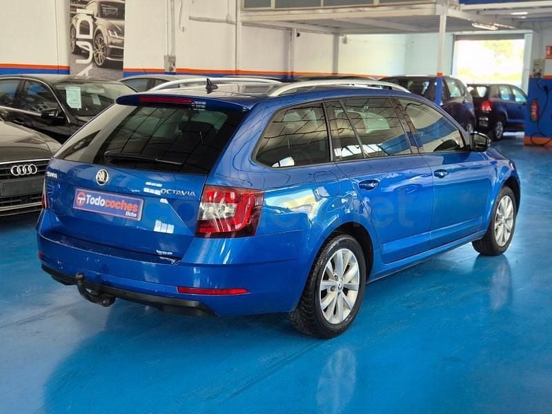 Usado Skoda Octavia Ambition 115 CV (84 kW) 2018 Azul Familiar
