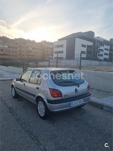 Usado Ford Fiesta Trend 60 CV (44 kW) 2002 Gris / plata Utilitario