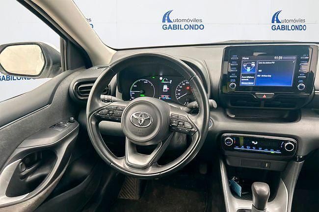 Usado Toyota Yaris Hybrid Active 116 CV (85 kW) 2021 Blanco Berlina