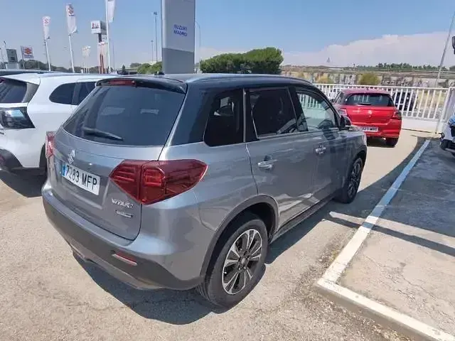 Usado Suzuki Vitara GLX 129 CV (94 kW) 2023 Gris / plata SUV