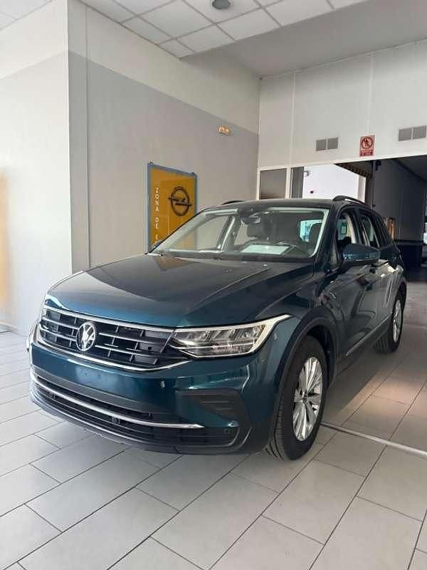 Usado VW Tiguan Life 150 CV (110 kW) 2023 Verde SUV