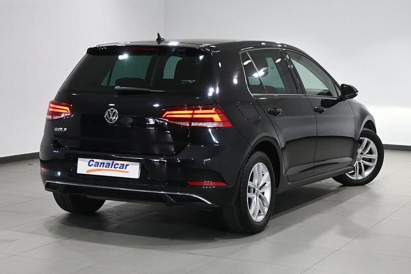 Usado VW Golf VII Advance 125 CV (91 kW) 2018 Negro Berlina