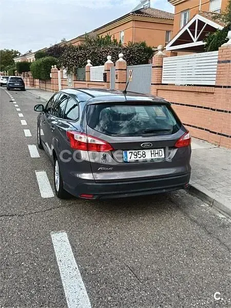 Usado Ford Focus Titanium 115 CV (84 kW) 2011 Gris / plata Familiar