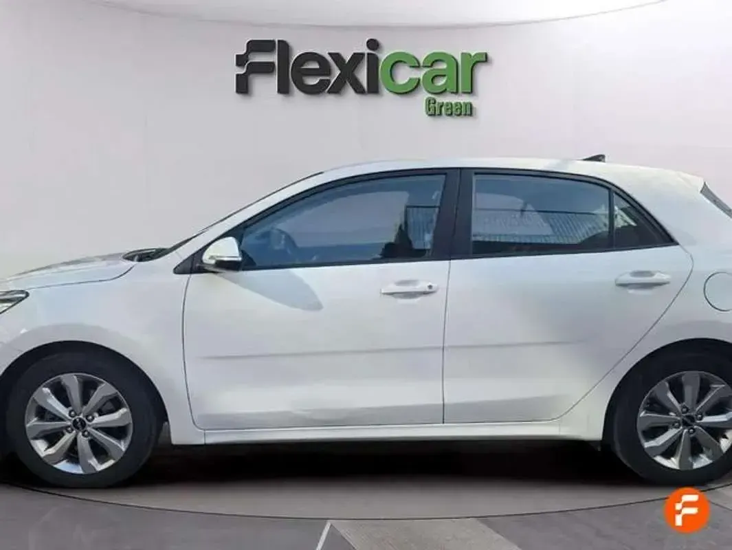 Usado Kia Rio 101 CV (74 kW) 2023 Blanco Berlina