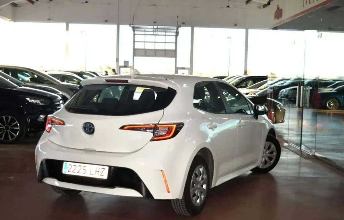 Begagnad Toyota Corolla Business Edition 122 HK (89 kW) 2020 Vit Sedan