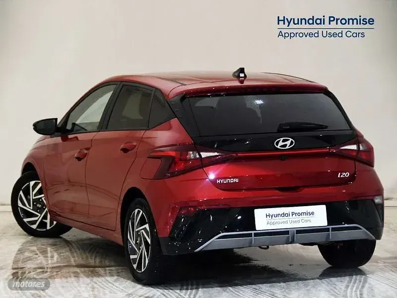 Usado Hyundai i20 101 CV (74 kW) 2025 Rojo Utilitario