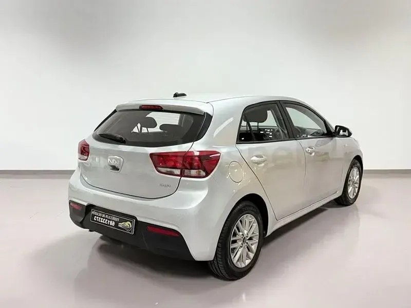 Usado Kia Rio 84 CV (61 kW) 2023 Gris / plata Berlina