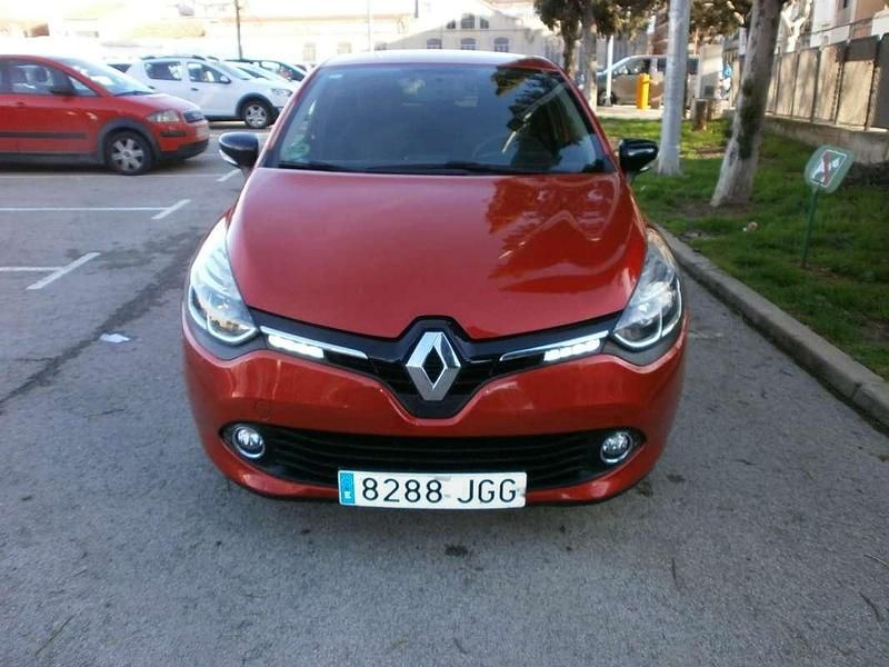 Usado Renault Clio IV LIMITED 75 CV (55 kW) 2015 Rojo Utilitario