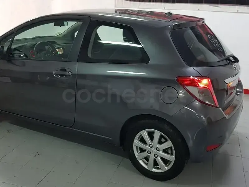 Używany Toyota Yaris Active 90 KM (66 kW) 2012 Szary Hatchback