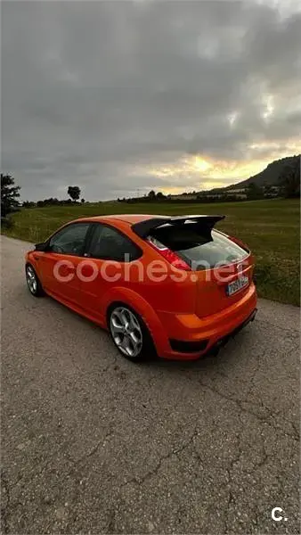 Usado Ford Focus ST 225 CV (165 kW) 2006 Naranja Berlina