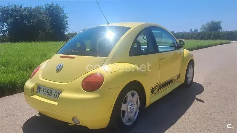 Usado VW New Beetle 90 CV (66 kW) 1999 Amarillo Utilitario