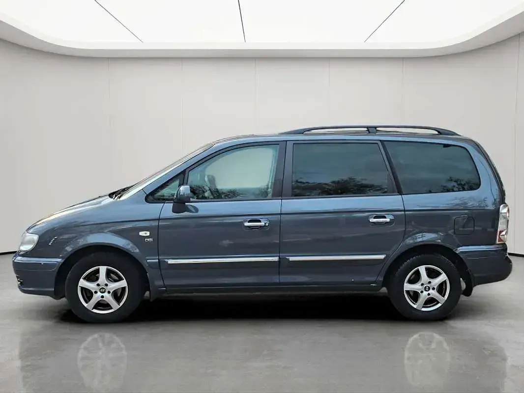 Usado Hyundai Trajet GLS 112 CV (82 kW) 2007 Gris Monovolumen
