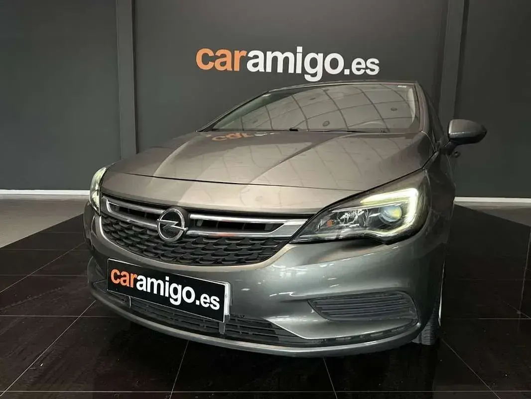 Usado Opel Astra Selective 125 CV (91 kW) 2018 Gris Berlina