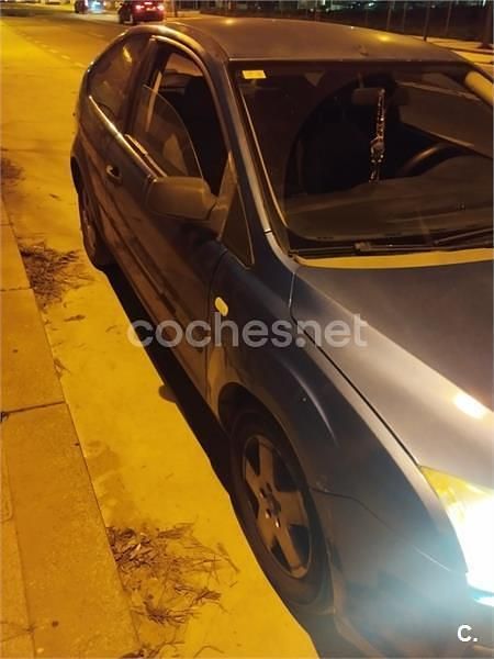 Usado Ford Focus Trend 100 CV (73 kW) 2005 Azul Berlina