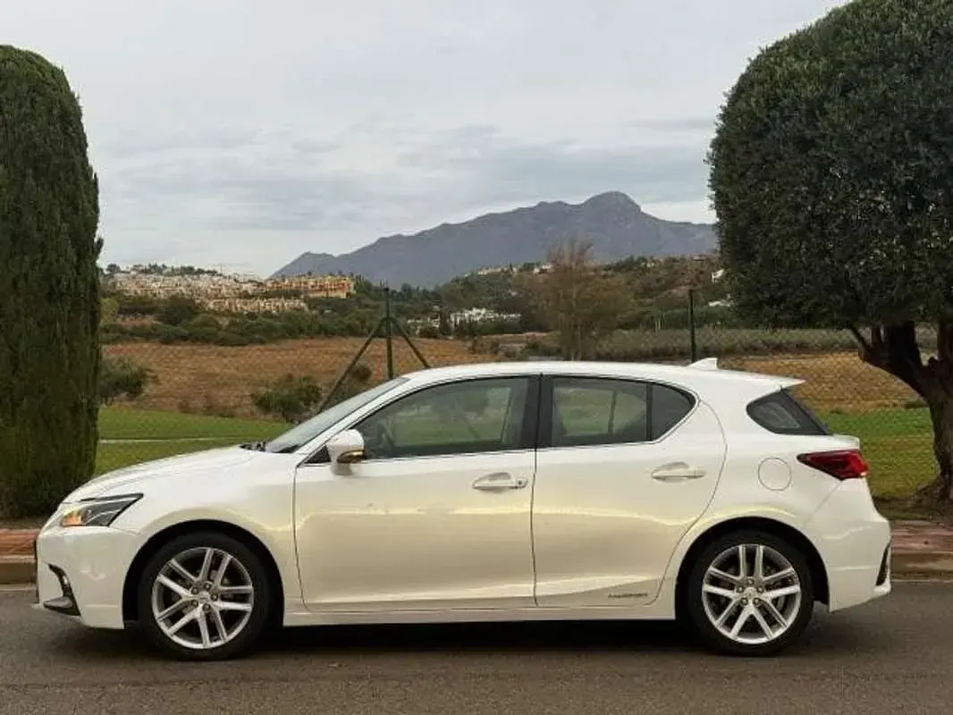 Usado Lexus CT200h Sport Line 136 CV (100 kW) 2018 Blanco Utilitario