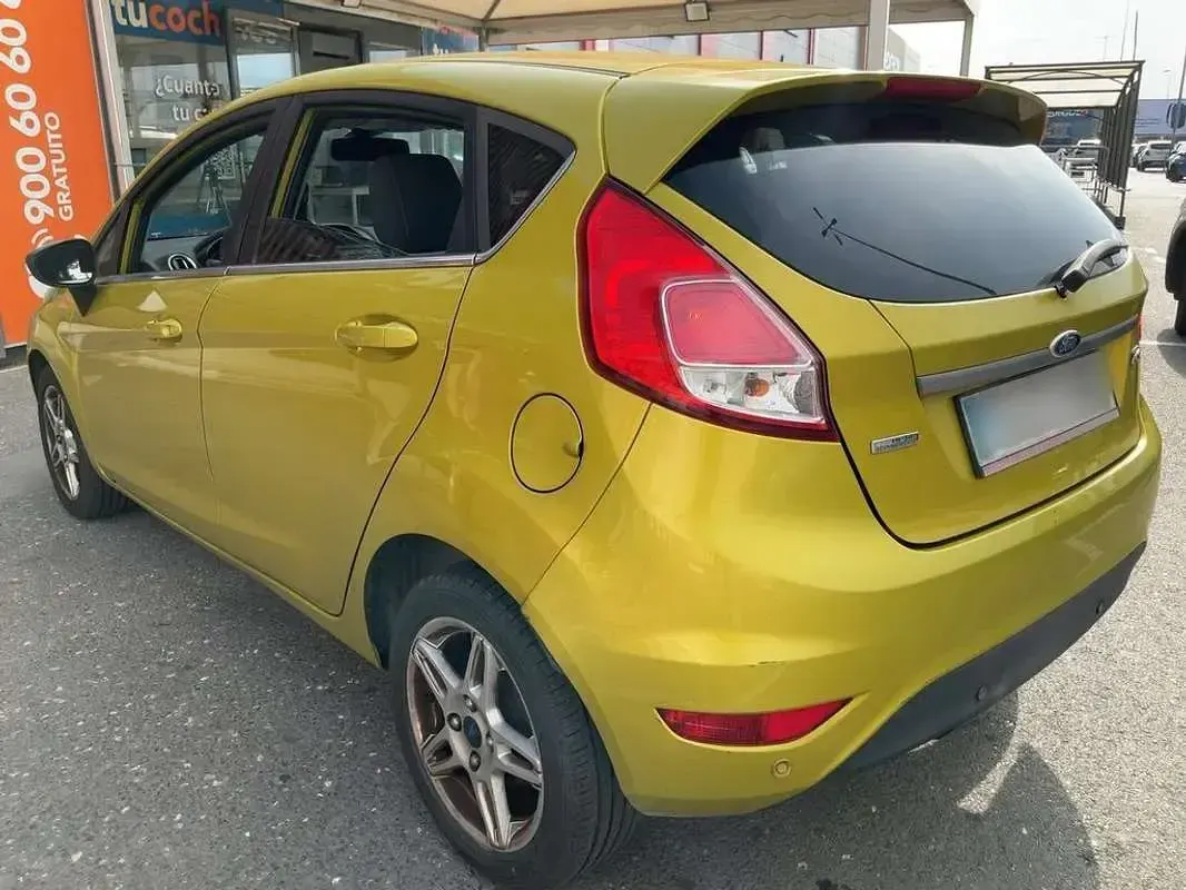 Usado Ford Fiesta Titanium 95 CV (69 kW) 2013 Amarillo Utilitario