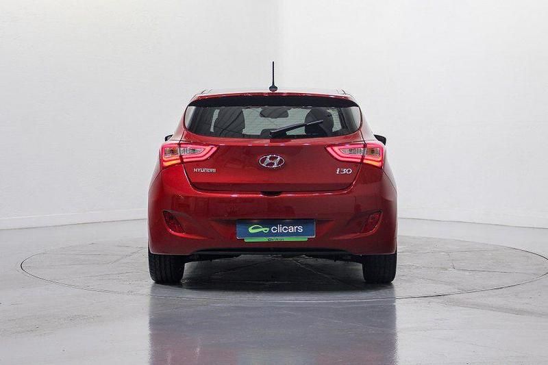 Usado Hyundai i30 Style 136 CV (100 kW) 2016 Rojo Berlina