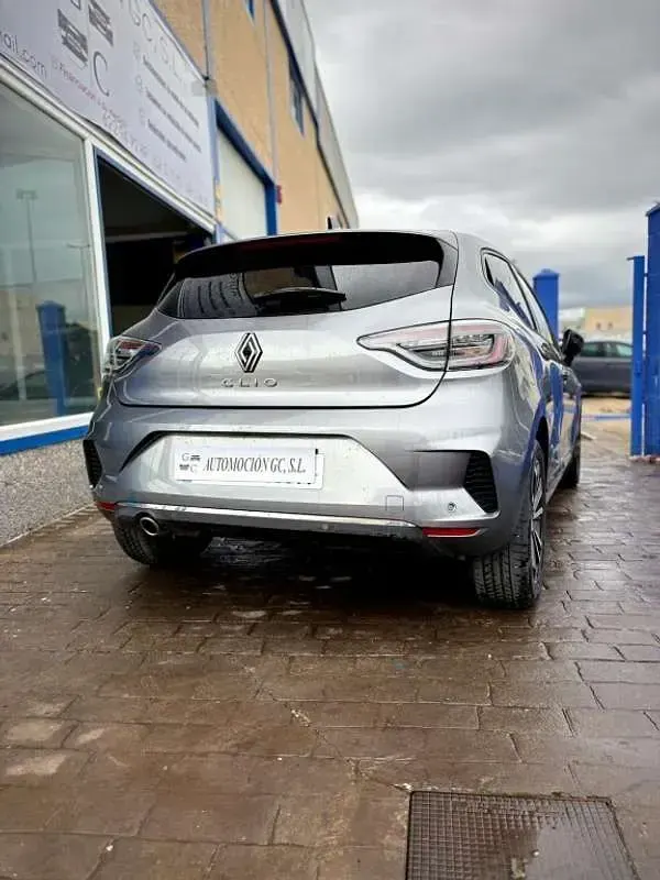 Usado Renault Clio Evolution 114 CV (83 kW) 2025 Gris Utilitario