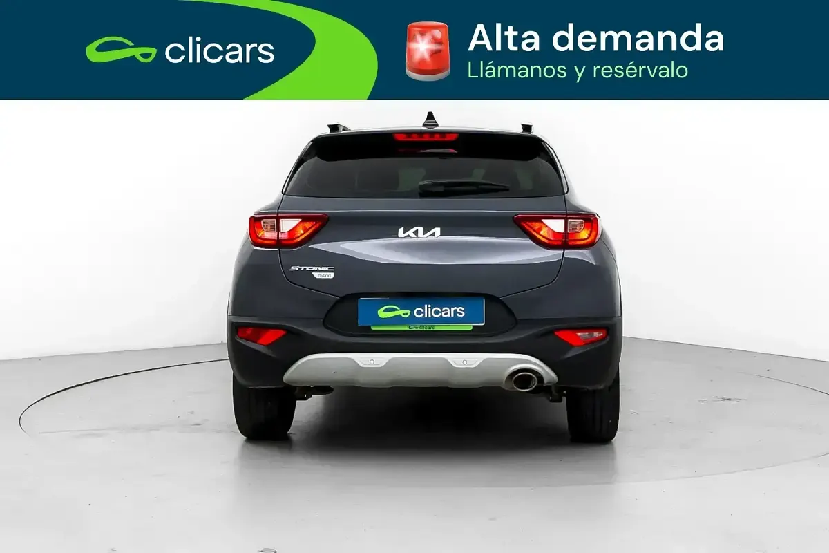 Usado Kia Stonic 100 CV (73 kW) 2022 Gris / plata SUV