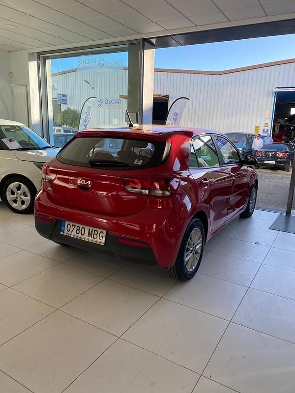Usado Kia Rio 84 CV (61 kW) 2022 Rojo