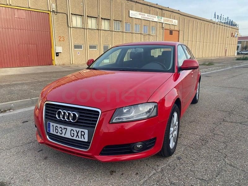 Usado Audi A3 Attraction 105 CV (77 kW) 2011 Rojo Utilitario