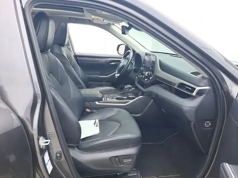 Usado Toyota Highlander Luxury 248 CV (182 kW) 2022 Gris / plata SUV