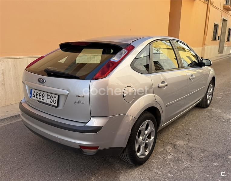 Usado Ford Focus Ambiente 90 CV (66 kW) 2007 Gris / plata Berlina