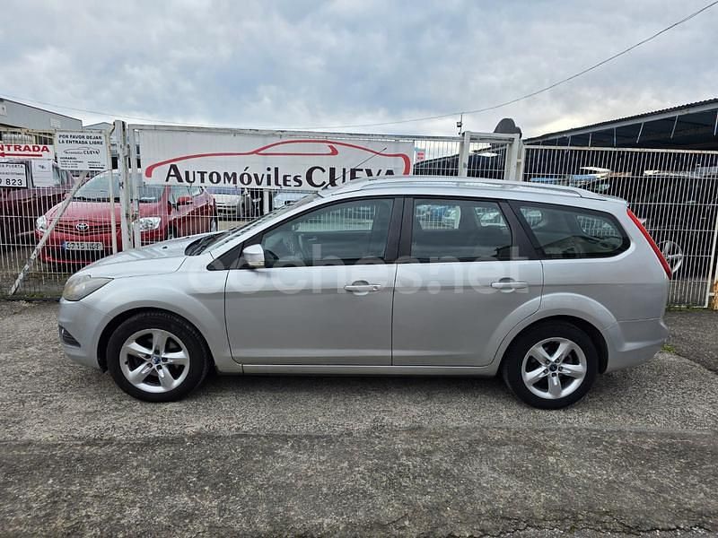 Usado Ford Focus Trend 109 CV (80 kW) 2010 Gris / plata Berlina