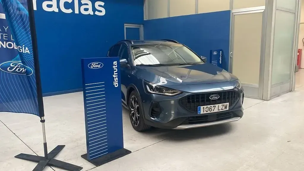 Usado Ford Focus Active X 155 CV (114 kW) 2022 Ázul chrome (metalizado) Berlina