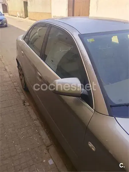 Usado Audi A4 Premium 130 CV (95 kW) 2002 Gris / plata Berlina