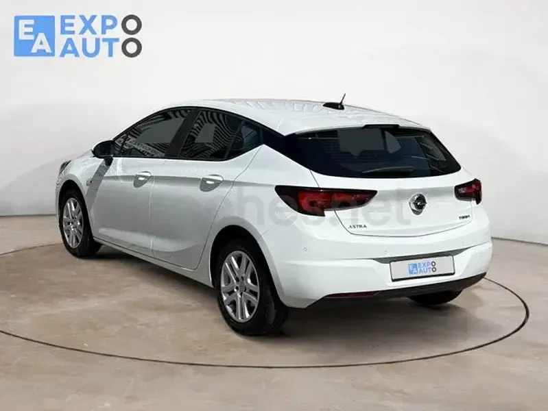 Usado Opel Astra Selective 125 CV (91 kW) 2016 Blanco Berlina