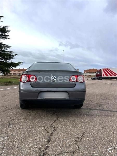 Usado VW Passat Advance 140 CV (102 kW) 2007 Gris / plata Familiar