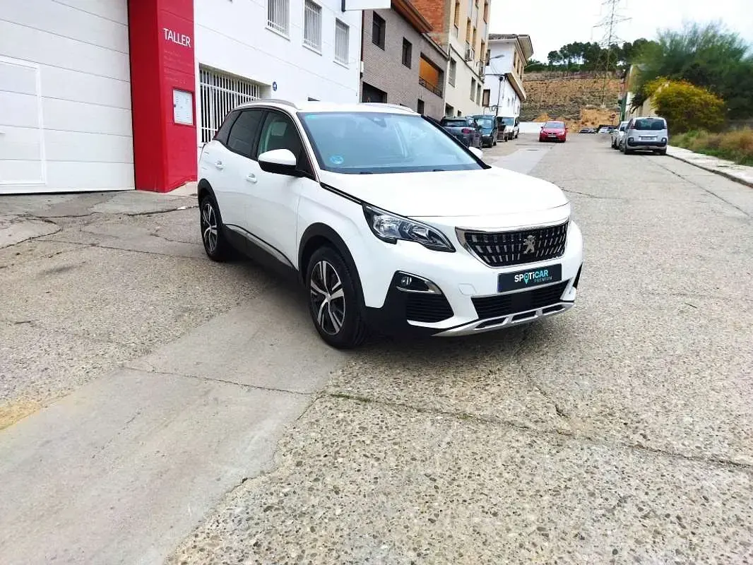 Usado Peugeot 3008 Allure 131 CV (96 kW) 2019 Blanco SUV