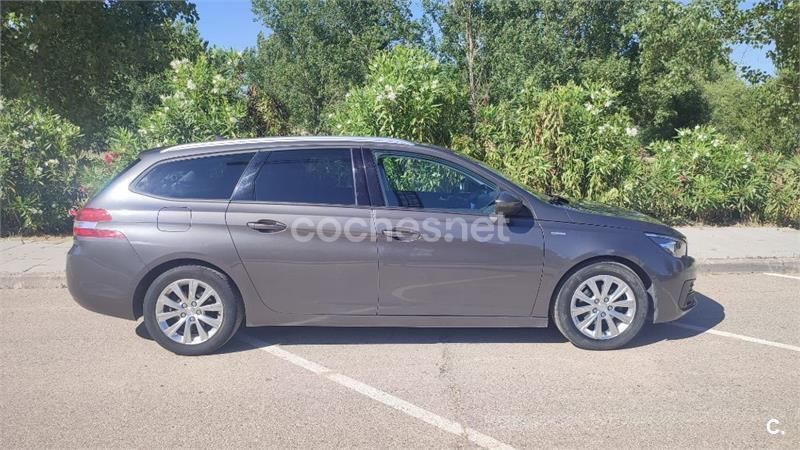Usado Peugeot 308 Style 100 CV (73 kW) 2020 Gris / plata Familiar