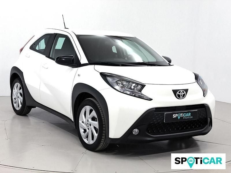 Blanco Usado 2024 Toyota Aygo Play Utilitario | 15.500 € (Un poco caro) - Imagen 1/4