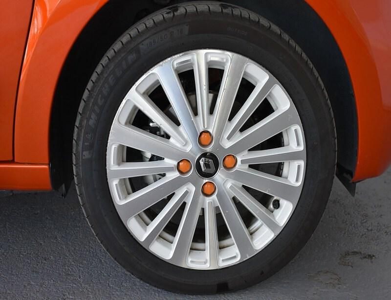 Usado Renault Twingo Vibes 62 kW (85 CV) 2021 Naranja valencia Utilitario