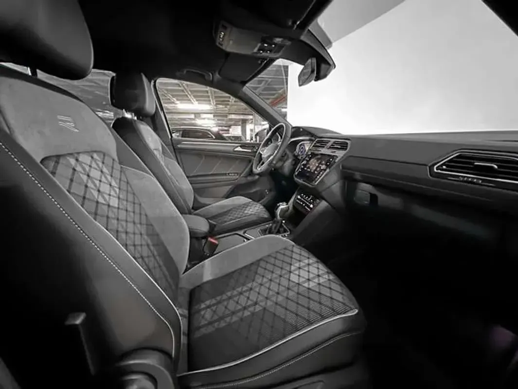 Usado VW Tiguan R-line 204 CV (150 kW) 2025 Plateado SUV