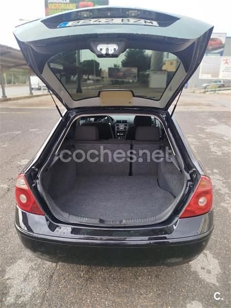 Usado Ford Mondeo Trend 125 CV (91 kW) 2002 Negro Berlina