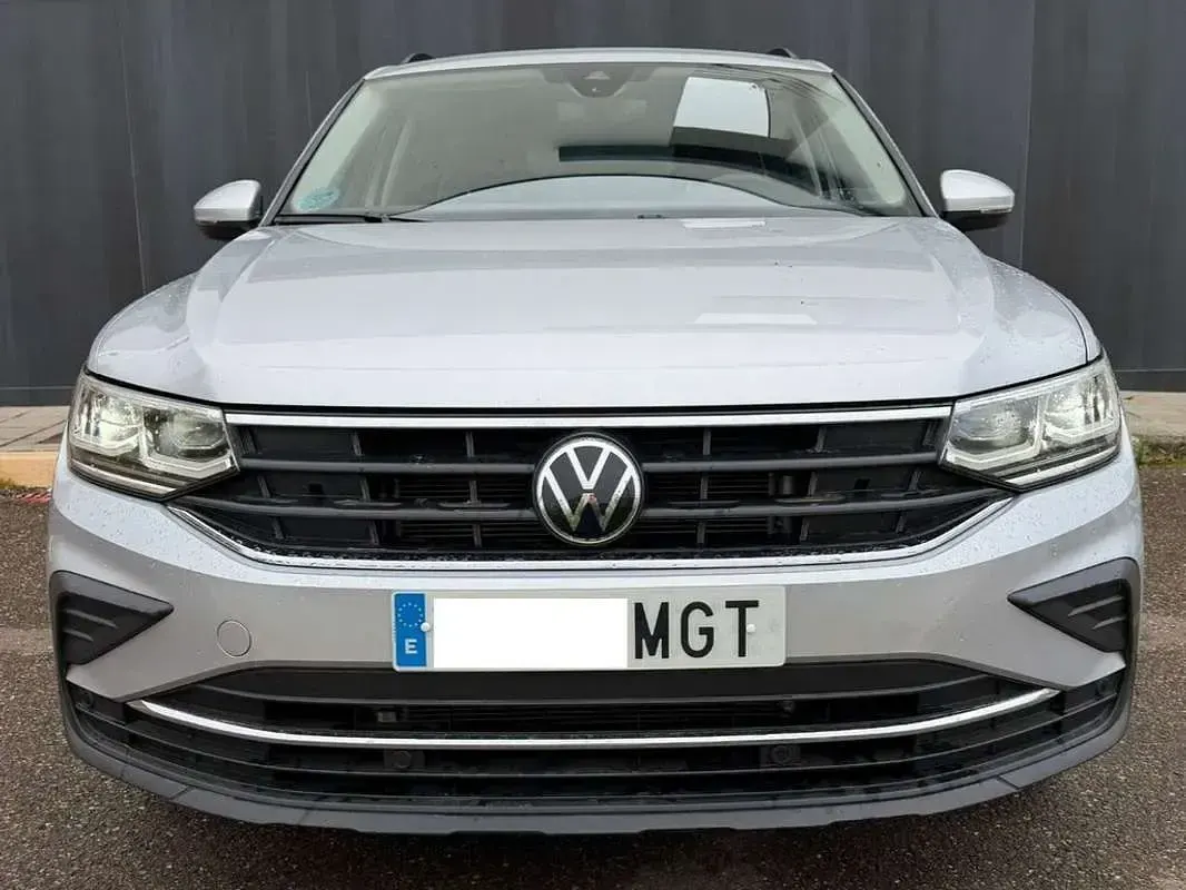 Usado VW Tiguan Life 150 CV (110 kW) 2023 Gris / plata SUV