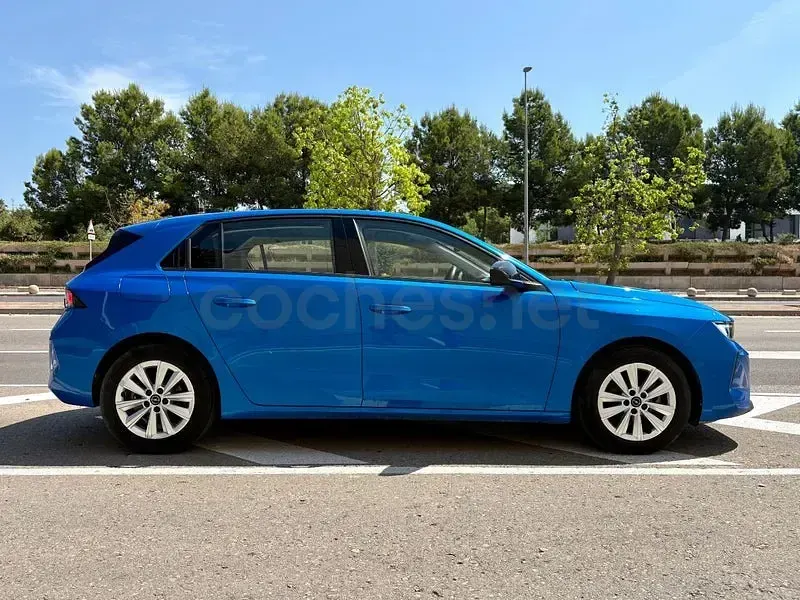 Usado Opel Astra Edition 130 CV (95 kW) 2023 Azul Utilitario