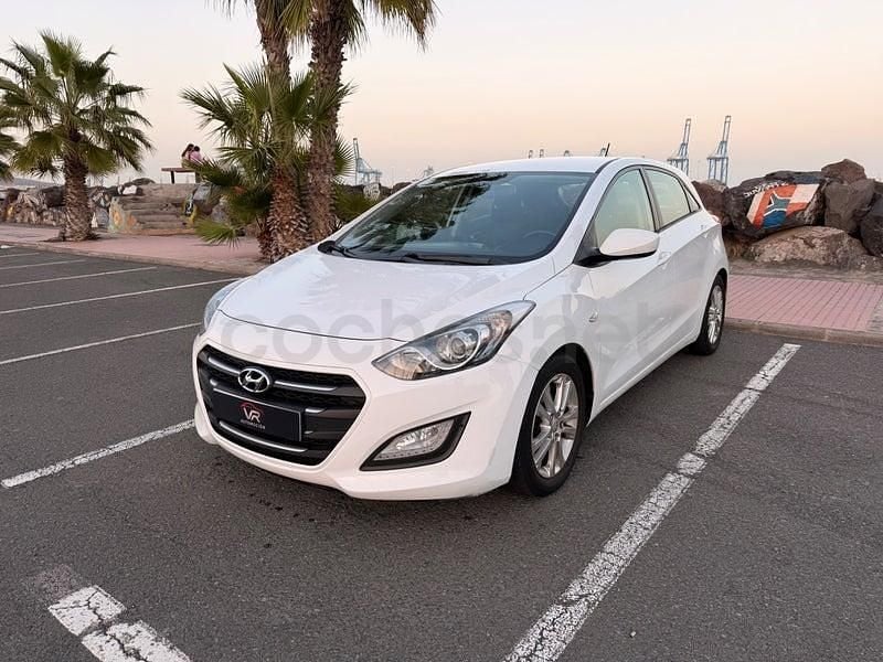 Usado Hyundai i30 100 CV (73 kW) 2015 Blanco Berlina