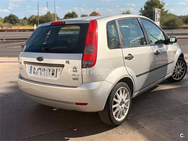 Usado Ford Fiesta Trend 68 CV (50 kW) 2004 Gris / plata Utilitario