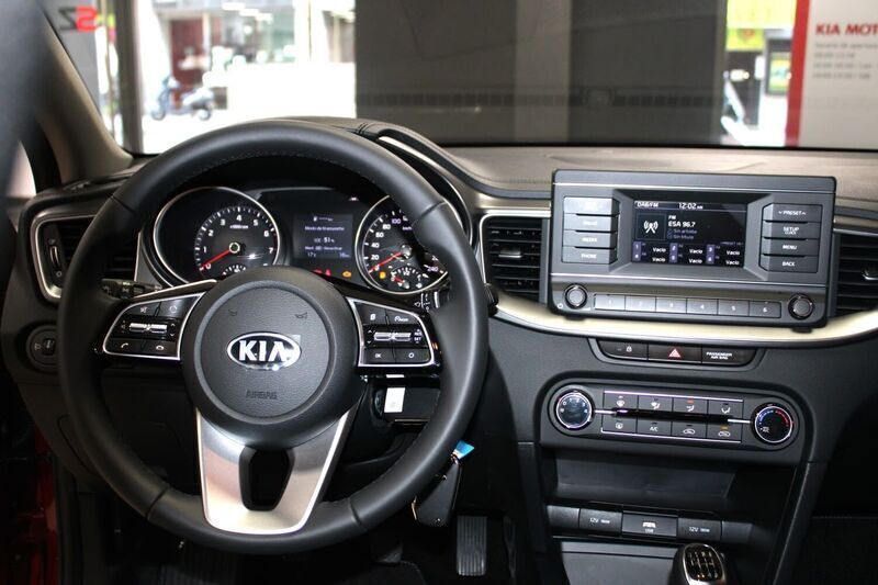 Rojo Usado 2023 Kia Ceed Utilitario | 21.500 € (Un poco caro) - Imagen 1/4