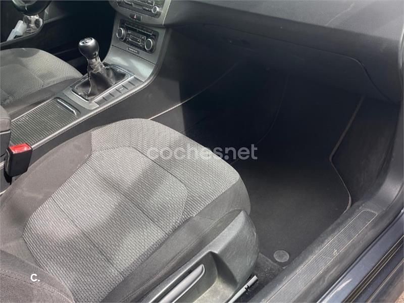 Usado VW Passat Advance 140 CV (102 kW) 2011 Gris / plata Familiar