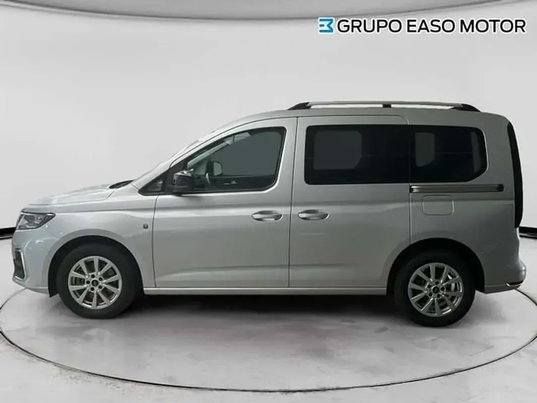 Usado Ford Tourneo Titanium 114 CV (83 kW) 2023 Plateado Van