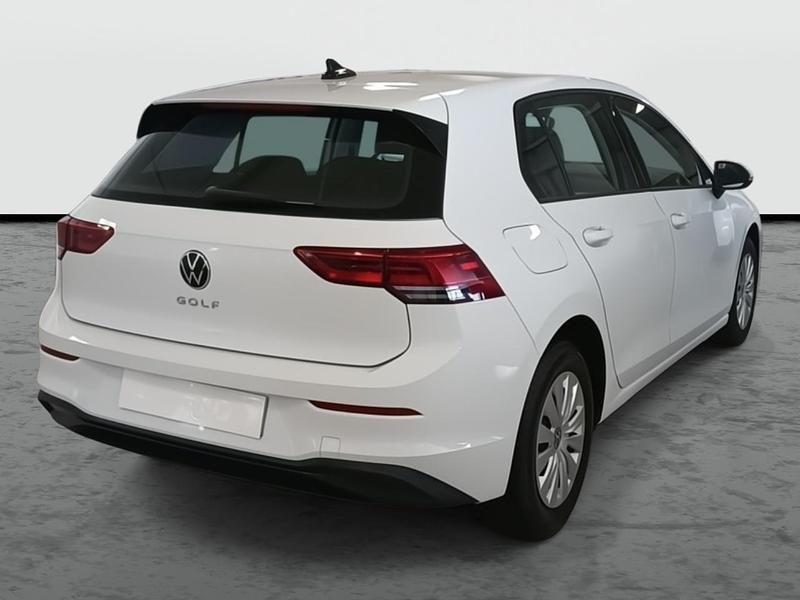 Usado VW Golf VIII Trendline 110 CV (80 kW) 2022 Blanco puro Utilitario