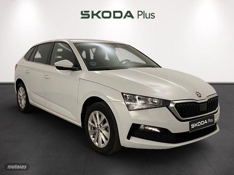 Blanco Usado 2024 Skoda Scala Selection Utilitario | 18.500 € (Precio justo) - Imagen 1/4